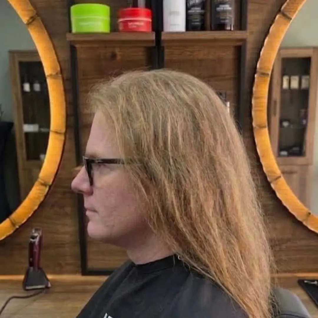 Voor: lang blond haar, van opzij voor de verlichte spiegel